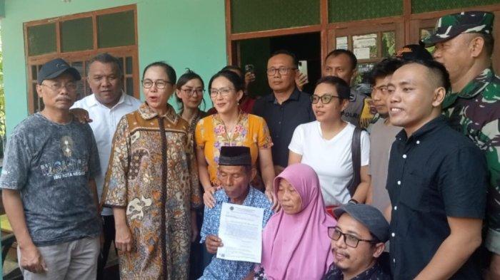 MAFIA TANAH : Anggota Komisi VI DPR RI, Rieke Diah Pitaloka, didampingi Wakil Ketua Komisi X DPR RI asal DIY, MY Esti Wijayati, mengunjungi kediaman Mbah Tupon (68) di Dusun Ngentak, Bangunjiwo, Bantul, Sabtu (3/5/2025).  Kunjungan ini sebagai bentuk dukungan moral sekaligus penegasan komitmen untuk mengawal proses hukum dan pengembalian hak atas tanah yang diduga digelapkan.