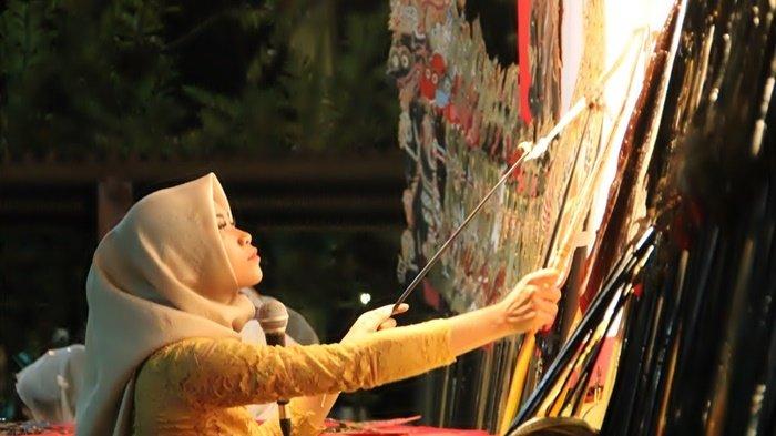 DALANG WANITA - Penampilan Rizki Rahma Nurwahyuni, dalang perempuan asal Yogyakarta, saat mendalangi sebuah pentas wayang di Yogyakarta, beberapa waktu lalu.