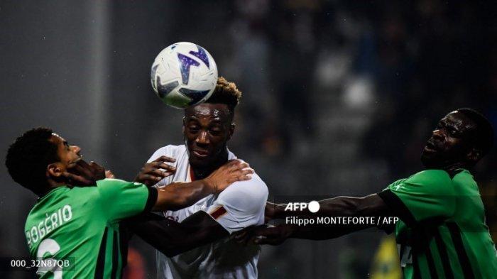 Rogerio, Tammy Abraham dan Pedro Obiang di Liga Italia Serie A antara Sassuolo vs Roma pada 9 November 2022 di stadion Citta del Tricolore di Reggio Emilia.