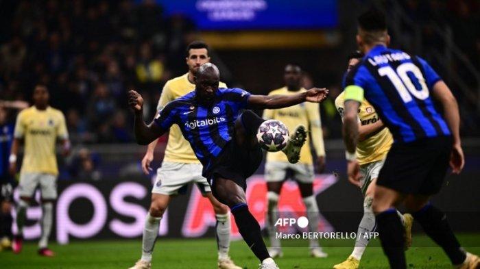 Romelu Lukaku mencetak gol di leg pertama babak 16 besar Liga Champions antara Inter Milan vs FC Porto, pada 22 Februari 2023 di stadion San Siro (Giuseppe-Meazza) di Milan.