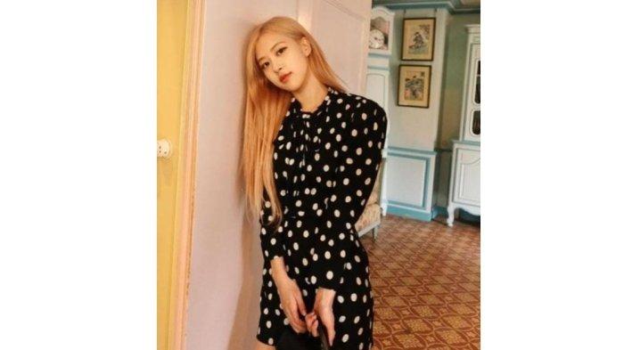 Pose anggun dan cantik Rose Blacpink dengan dres 