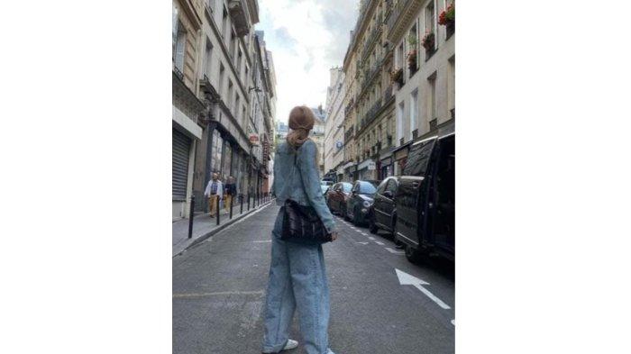 Potret Rose di luar negeri dengan outfit serba jeans