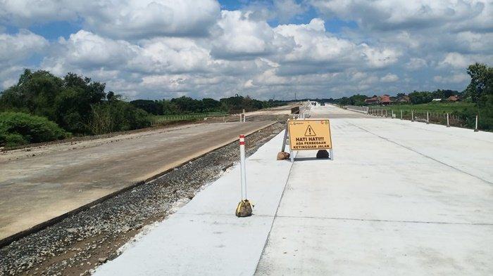 Kondisi salah satu ruas jalan Tol Jogja-Solo dari arah Gerbang Tol (GT) Karanganom menuju exit tol Ngawen, Klaten, yang akan dibuka secara fungsional saat momen arus mudik dan balik Lebaran 2024, Rabu (3/4/2024).