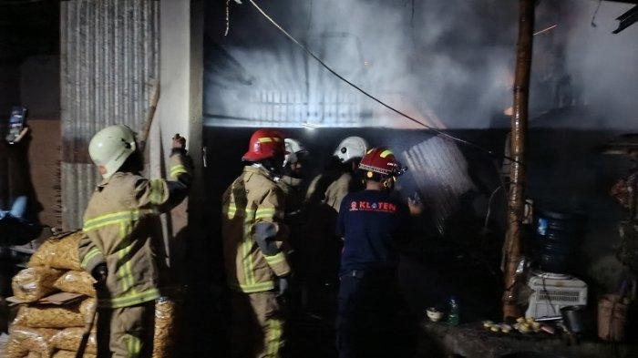 Petugas Damkar Kabupaten Klaten saat memadamkan api yang membakar rumah produksi stik sukun di Desa Plawikan, Kecamatan Jogonalan, Kabupaten Klaten, Jawa Tengah, Rabu (8/1/2025) dini hari.