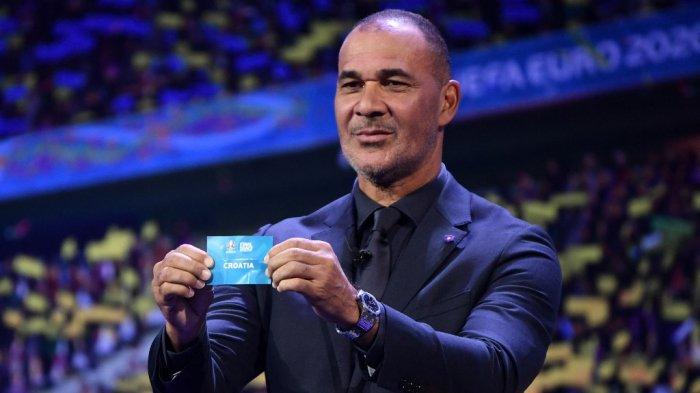 Duta EURO2020 dan mantan pemain sepak bola Belanda Ruud Gullit mengangkat secarik kertas setelah menarik Kroasia dari pot saat pengundian final kompetisi sepak bola UEFA Euro 2020 di Bucharest pada 30 November 2019.
