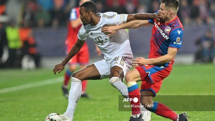 Ryan Gravenberch vs Lukas Kalvach di Grup C Liga Champions FC Viktoria Plzen vs Bayern Muncvhen di Plzen, Republik Ceko, pada 12 Oktober 2022.
