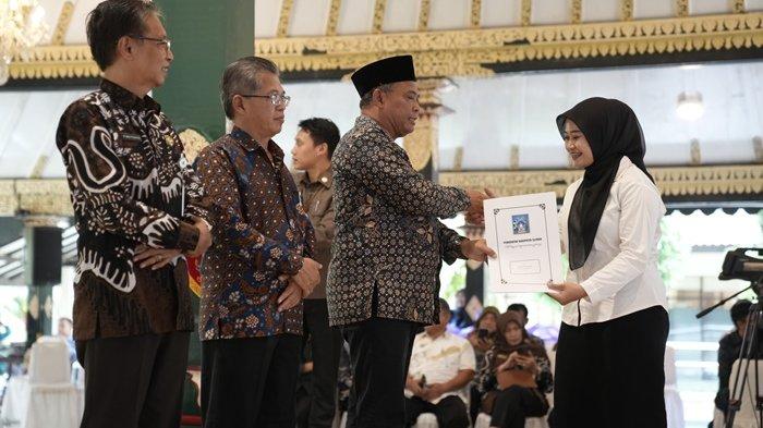 PENGANGKATAN CPNS - Penyerahan SK pengangkatan kepada 144 CPNS tahun 2024 di Pendopo Parasamya Kabupaten Sleman, Selasa (15/4/2025)
