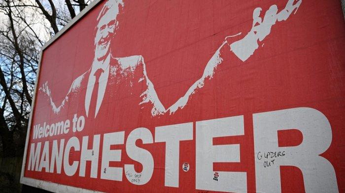 Poster yang memperlihatkan Jim Ratcliffe terlihat di luar lapangan menjelang pertandingan sepak bola Liga Premier Inggris antara Manchester United dan Bournemouth di Old Trafford di Manchester, barat laut Inggris, pada 9 Desember 2023.