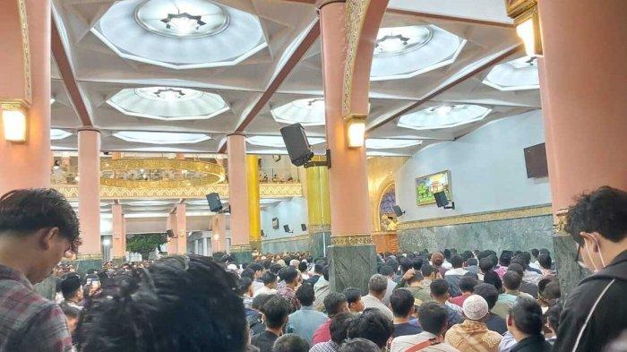 CERAMAH : Para jamaah memadati Masjid Kampus UGM untuk mendengarkan ceramah dari Anies Baswedan.