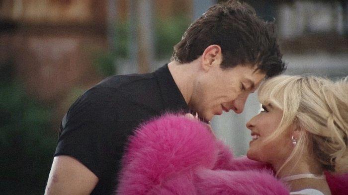 Sabrina Carpenter dan Barry Keoghan dalam MV Please Please Please