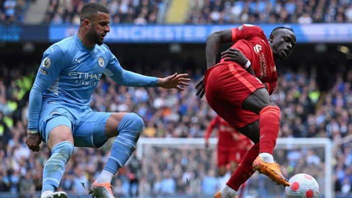 Sadio Mane vs Kyle Walker di Liga Inggris antara Manchester City vs Liverpool di Stadion Etihad di Manchester, barat laut Inggris, pada 10 April 2022.