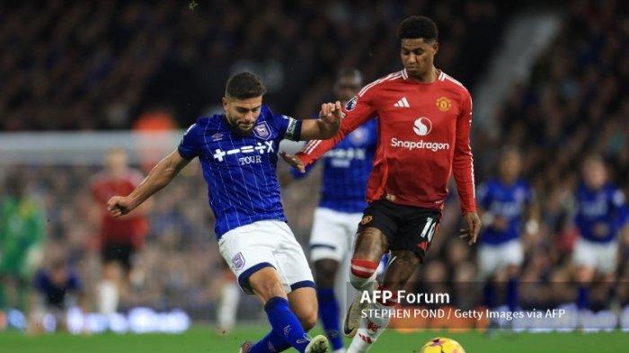 Sam Morsy vs Marcus Rashford di Liga Inggris antara Ipswich vs Manchester United di Portman Road 24 November 2024