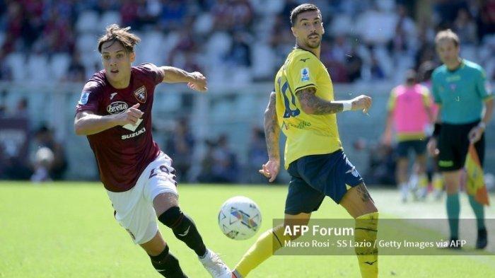 Samuele Ricci vs Mattia Zaccagni di Liga Italia Serie AC antara Torino vs Lazio di Stadion Olimpico Grande 29 September 2024 di Turin, Italia.