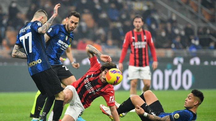 Sandro Tonali vs Marcelo Brozovic dan Hakan Calhanoglu di Serie A Italia antara Inter Milan vs AC Milan di Giuseppe- Stadion Meazza (San Siro) di Milan pada 5 Februari 2022.