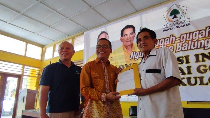 Sapardiyono (tengah) saat menerima formulir pendaftaran bakal calon Bupati dan Wakil Bupati Kulon Progo di Pilkada 2024 dari Sekretaris DPD Partai Golkar Kulon Progo, Djuwardi, Senin (22/04/2024).