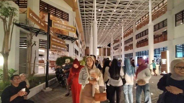 Wisatawan menikmati suasana Teras Malioboro Ketandan, Rabu (15/1/2025) malam. Lokasi ini menjadi tempat relokasi bagi PKL Teras Malioboro 2 yang mulai dipindah pada pertengahan Januari 2025 ini