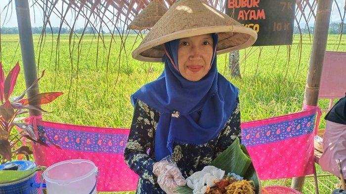 Penjual Sega Telang, Sulis (50), memperlihatkan tampilan sajian satu porsi Sega Telang di Pasar Inis, Desa Brondongrejo, Kecamatan Purwodadi, Kabupaten Purworejo, Jawa Tengah, Minggu (16/7/2023).