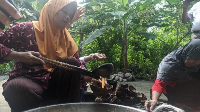 Sejumlah warga Bantul sedang membuat gula dari air nira kelapa di Dusun Butuh, Kalurahan Triwidadi, Kapanewon Pajangan, Kabupaten Bantul, DI Yogyakarta, Kamis (23/5/2024).