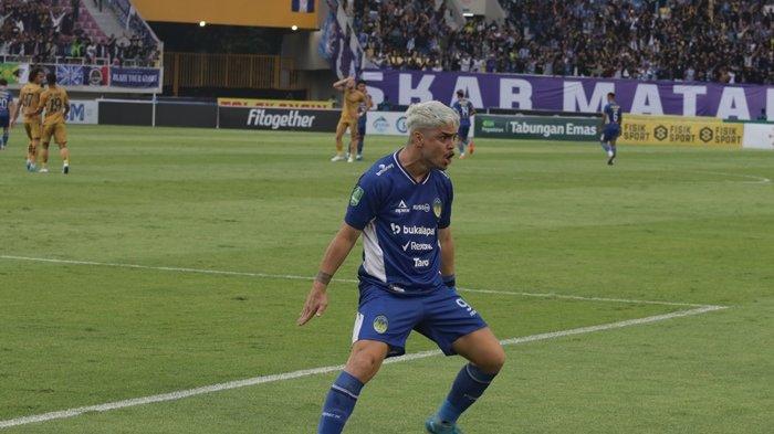 SELEBRASI GOL - Striker PSIM Yogyakarta, Rafinha, melakukan selebrasi usai menjebol gawang Bhayangkara FC pada laga final Liga 2 2024/2025, di Stadion Manahan, Solo, Rabu (26/2/2025)