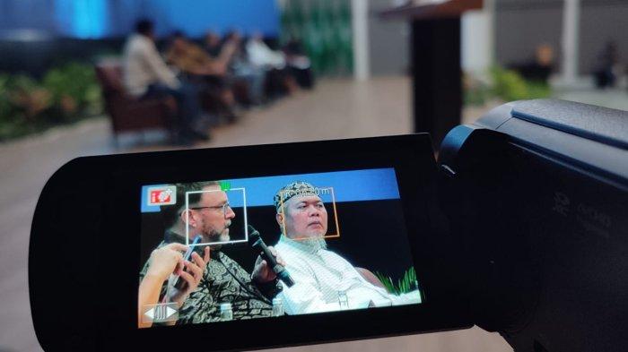 BUKU KISAH JI - Amir atau pemimpin terakhir Al Jama'ah Al Islamiyah (JI) Ustad Parawijayanto dan sejumlah narasumber mengupas buku testimonial sejarah JI yang sudah bubar setahun lalu. Bedah buku digelar di kampus Universitas Nahdlatul Ulama Yogyakarta, Gamping, Sleman, Rabu (4/5/2025).