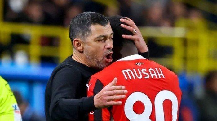 Sergio Conceicao kala memeluk Yunus Musah dalam laga semifinal Supercoppa Italiana atau Piala Super Italia 2024 antara Juventus vs AC Milan di Al Awwal Park, RIyadh, Arab Saudi.