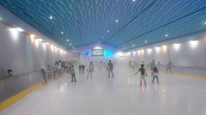 Wahana ice skating di Sleman City Hall