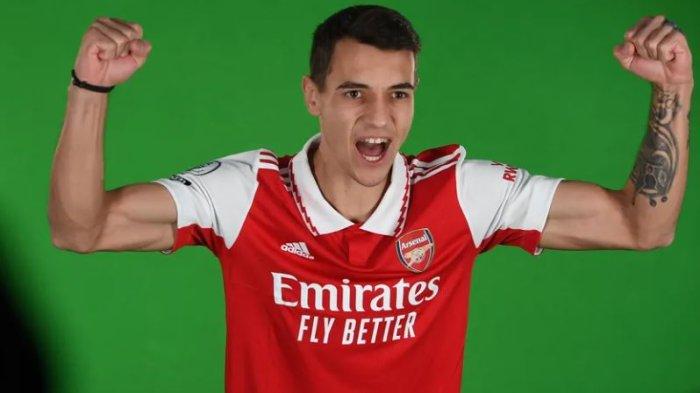 Arsenal mengkonfirmasi penandatanganan bek tengah asal Polandia Jakub Kiwior dari Spezia.