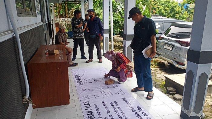 PERNYATAAN SIKAP: Seorang warga Kelurahan Gergunung, Kecamatan Klaten Utara, Kabupaten Klaten, Jawa Tengah, menandatangani pernyataan sikap terkait rencana pelebaran Jalan Ki Ageng Gribig, Selasa (4/2/2025).