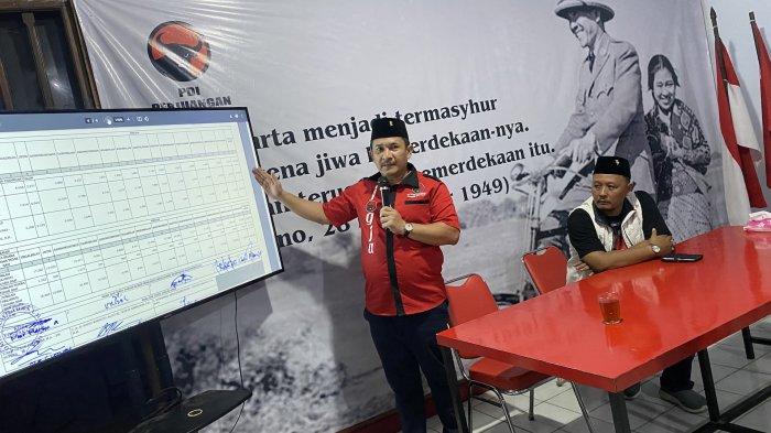 Ketua DPC PDIP Kota Yogya, Eko Suwanto, menunjukkan hasil rekapitulasi suara Pilkada 2024 tingkat Kota Yogya, Minggu (1/12/24).