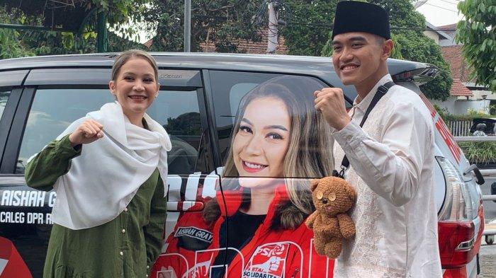 Caleg DPR RI PSI Dapil Yogyakarta, Aishah Gray (kiri) berfoto dengan Ketua Umum Partai Solidaritas Indonesia (PSI) Kaesang Pangarep (kanan) seusai silaturahmi dengan PP Muhammadiyah di Yogyakarta, Jumat (6/10/2023)