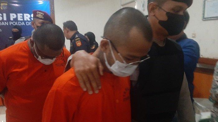 SINDIKAT: Dua tersangka penyelundupan sabu cair jaringan Malaysia-Yogyakarta dikawal seusai jumpa pers, Selasa (8/7/2025)