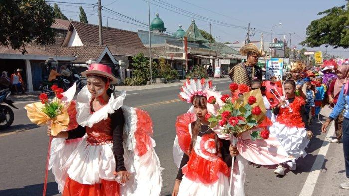 Siswa dan guru SDN Kedungharjo 1 turut memeriahkan karnaval HUT Kemeredekaan ke-78 RI yang digelar oleh Pemerintah Kabupaten Ngawi, Jawa Timur, Kamis 24 Agustus 2023