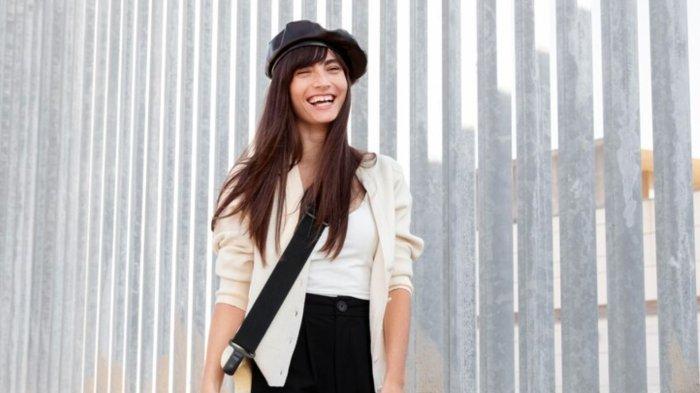 Medium shot smiley woman holding guitar