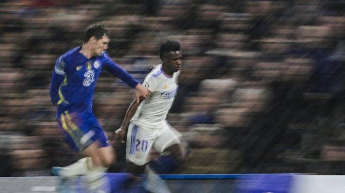 Bek Chelsea Andreas Christensen (kiri) berebut bola dengan striker Real Madrid asal Brasil Vinicius Junior pada pertandingan sepak bola leg pertama perempat final Liga Champions UEFA di stadion Stamford Bridge Kamis 7 April 2022.