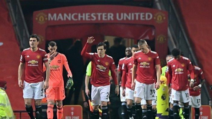 Manchester United, Piala FA - Foto dok Ilustrasi: Manchester United Harry Maguire (Kiri) memimpin pemain Manchester United melawan Southampton di Old Trafford di Manchester, Rabu (3/2/2021)