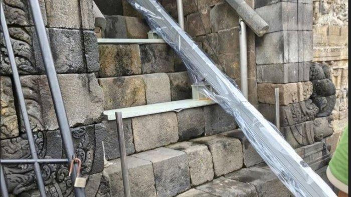 Foto memperlihatkan adanya sejumlah pelat besi dan papan kayu yang telah dipasang di area Candi Borobudur