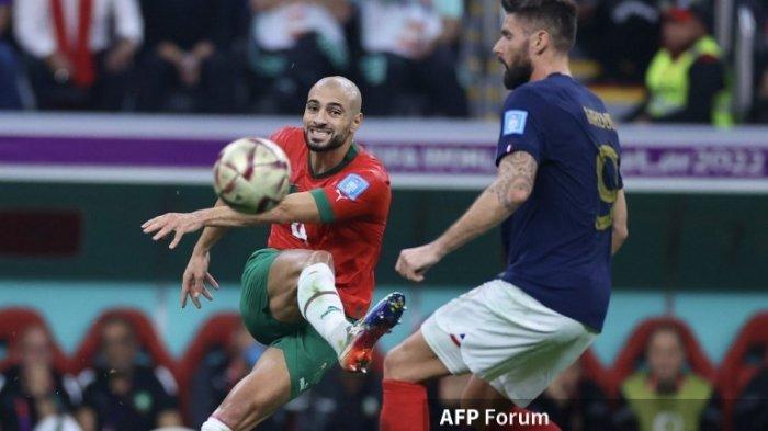 Sofyan Amrabat vs Olivier Giroud di semifinal Piala Dunia 2022 Qatar antara Prancis vs Maroko di Stadion Al Bayt pada 14 Desember 2022 di Al Khor, Qatar. Fareed Kotb / Anadolu Agency