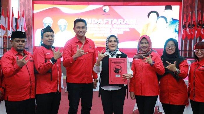 Bupati Klaten sekaligus Ketua DPC PDIP Klaten, Sri Mulyani, saat mengambil formulir bakal Cawagub Jawa Tengah di Kantor DPD PDIP Jawa Tengah, Senin (27/5/2024).