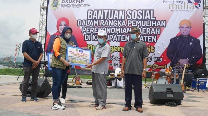 Pemilik warung apung menjelaskan konsep usahanya