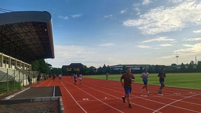 Sejumlah warga Kabupaten Purworejo tampak memanfaatkan lintasan atletik atau jogging track di Stadion Sarwo Edhie Wibowo, Kabupaten Purworejo, Jawa Tengah, Selasa (23/1/2024).
