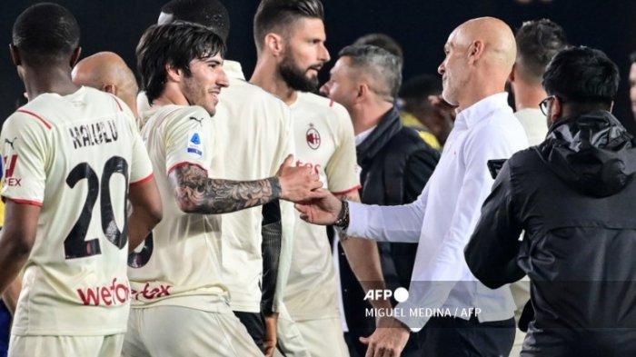 Stefano Pioli dan Sandro Tonali di Liga Italia Serie A antara Verona vs AC Milan pada 8 Mei 2022 di stadion Marcantonio-Bentegodi di Verona.