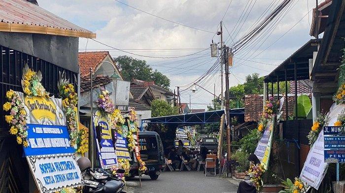 RUMAH DUKA: Suasana rumah duka Diplomat Kemenlu, Arya Daru Pangayunan (38), di Jalan Munggur, Dusun Jombang, Padukuhan Karangbendo, Kalurahan Banguntapan, Kapanewon Banguntapan, DI Yogyakarta.