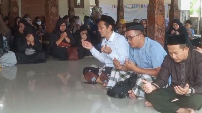 DOA BERSAMA: Para guru dan siswa menggelar doa bersama di sekolah. Ketika berdo'a, mereka tampak tak kuasa menahan tangis, Rabu (7/5/2025)