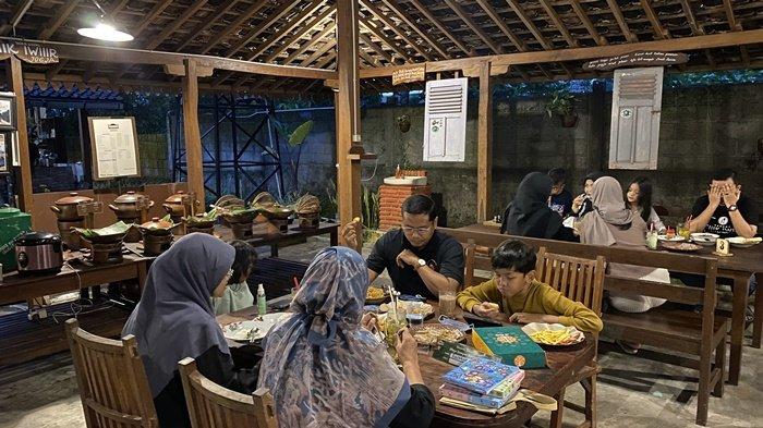 Suasana Warung Icik Iwir di Sleman, Jogja yang jadi langganan Sri Sultan HB X.