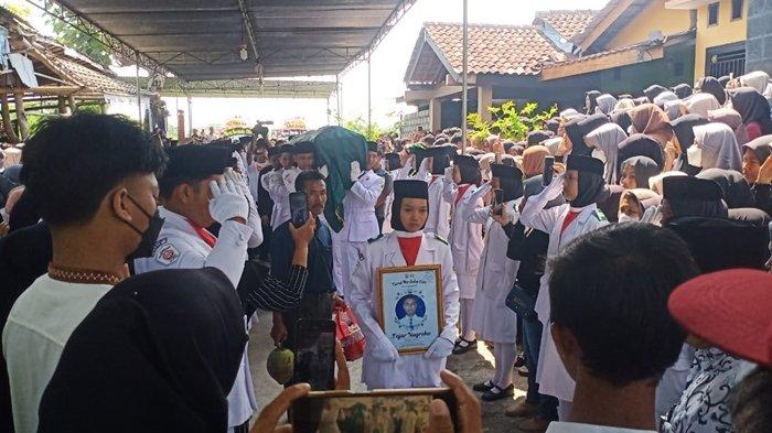 Suasana rumah duka FN (18), Ketua Osis SMAN 1 Cawas yang meninggal tersengat listrik saat diceburkan ke kolam sekolah di hari ulang tahunnya. Rumah duka berada di Dusun Sanggrahan, Desa Cawas, Kecamatan Cawas, Kabupaten Klaten, Jawa Tengah, Selasa (9/7/2024).