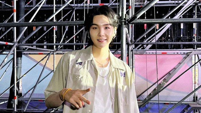 Suga BTS di balik panggung konser PSY usai menyanyikan lagu That That