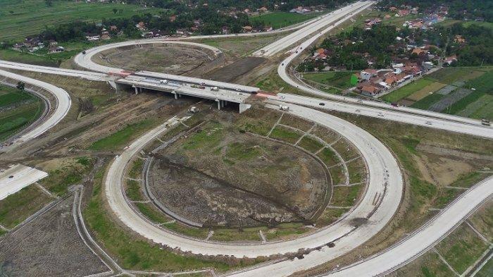 Jalan Tol Jogja-Solo paket 2.2 memiliki desain kontruksi at grade dan elevated. Desain at grade digunakan untuk pembangunan jalan di wilayah Mlati sampai sebelum Ringroad Sleman.