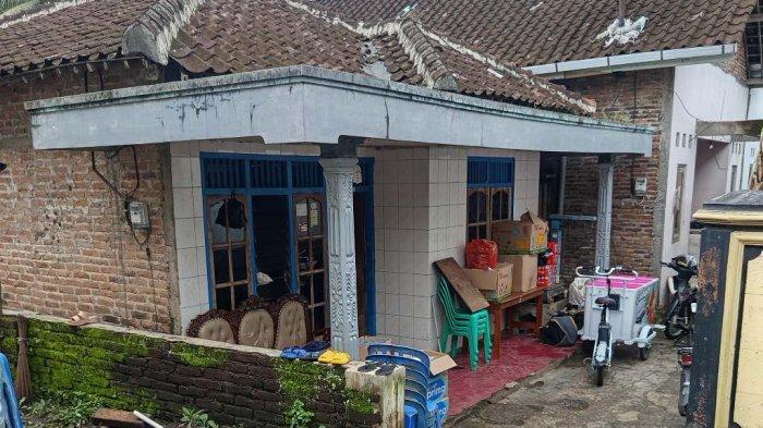 Rumah Sunhaji (38), penjual es teh yang sempat viral setelah diolok-olok oleh Gus Miftah, tampak sepi pada Jumat (6/12/2024) pagi