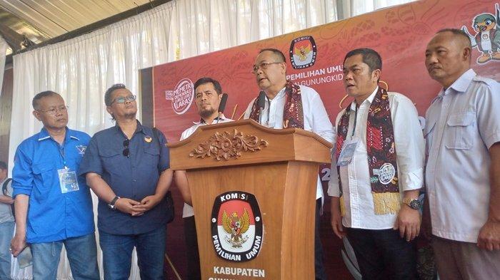 Pasangan calon Sutrisna Wibawa-Sumanto didampingi kader partai pengusung menyampaikan visi misi di KPU Gunungkidul, Rabu (28/8/2024)