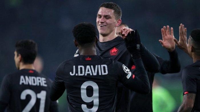 Sven Botman dan Jonathan David di Liga Champions UEFA VfL Wolfsburg vs Lille LOSC di Wolfsburg, Jerman utara pada 8 Desember 2021.